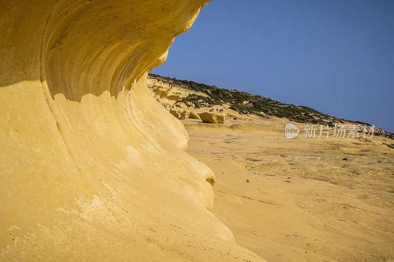 悬崖，石灰石的“波浪”，Xlendi塔附近，Ras il-Bajda, Xlendi, Gozo，马耳他